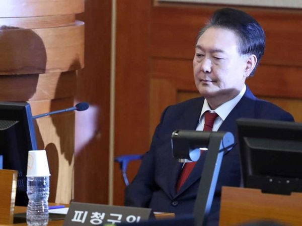 十大配资平台 尹锡悦涉内乱案首次公审，会否影响韩国选战